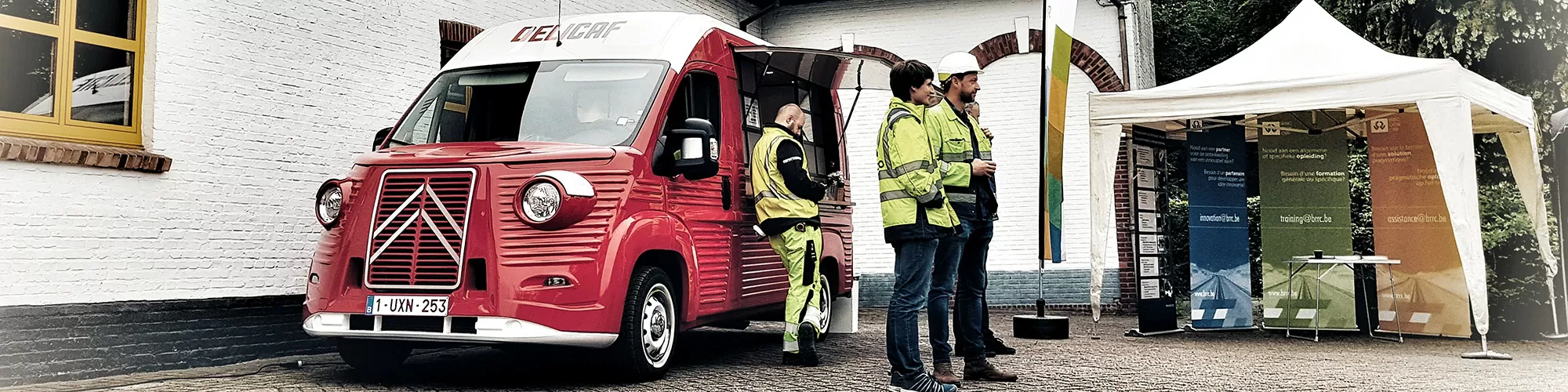 rode mobiele koffietruck met barista