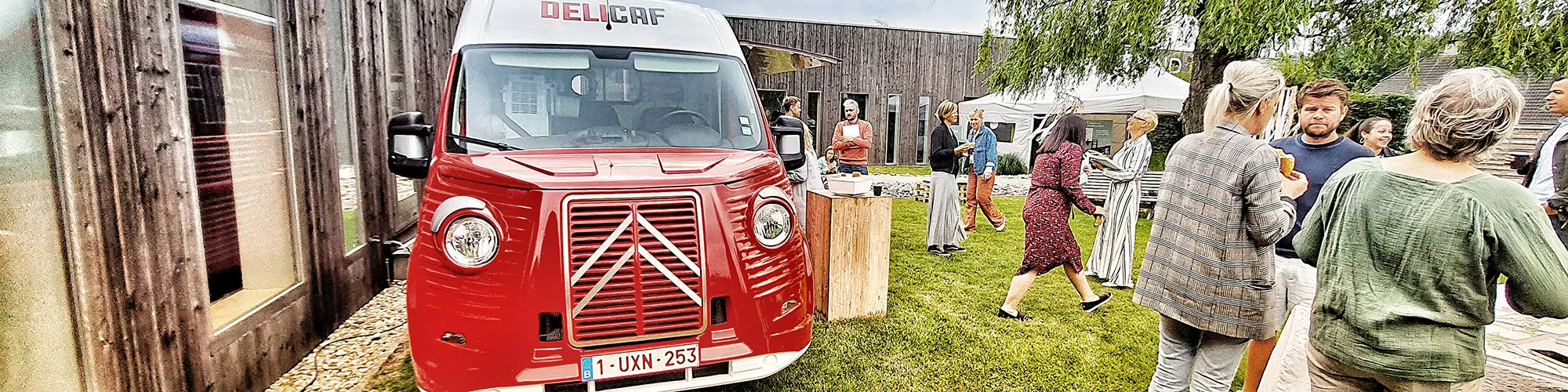 rode mobiele koffietruck met barista