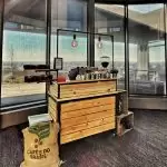 houten mobiele koffiebar met barista service.