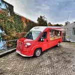 rode mooie gezellige koffietruck voor events, met barista service.