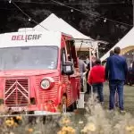 rode mooie gezellige koffietruck voor events, met barista service.