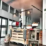 houten mobiele koffiebar met barista service.