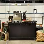 zwarte mobiele koffiebar met barista service.